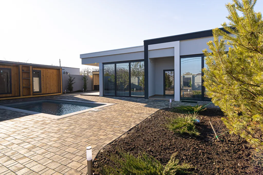 Уютный дом с теплым бассейном