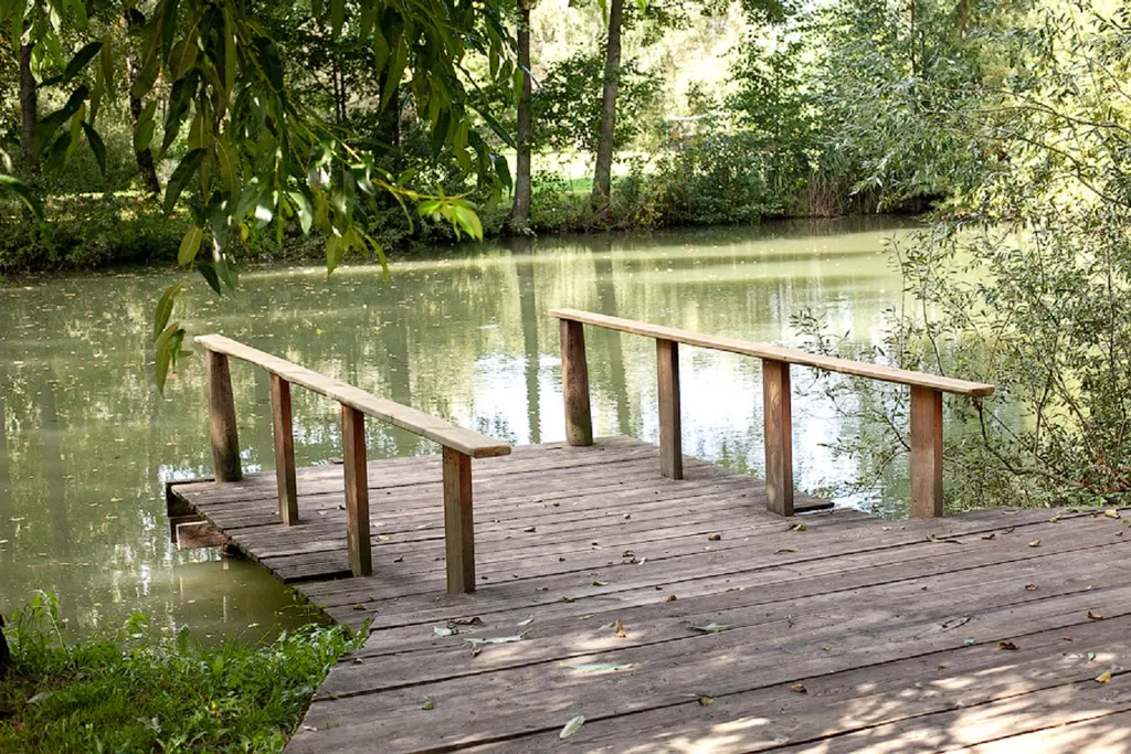 Деревянный дом у озера с сауной и бильярдом