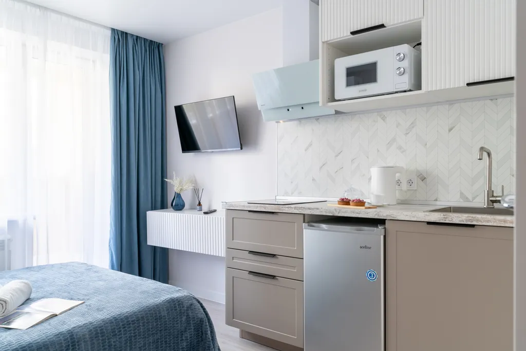 Современная и уютная студия с балконом