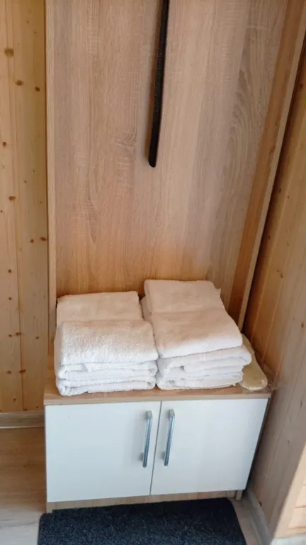 Двухкомнатный домик с видом на горы в лесу