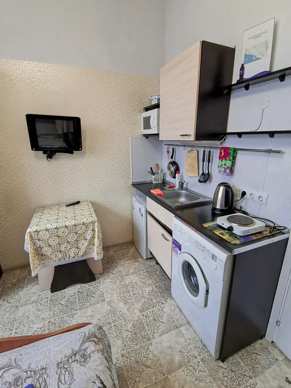 Студия на берегу Ангары с видом на красивый сквер и реку