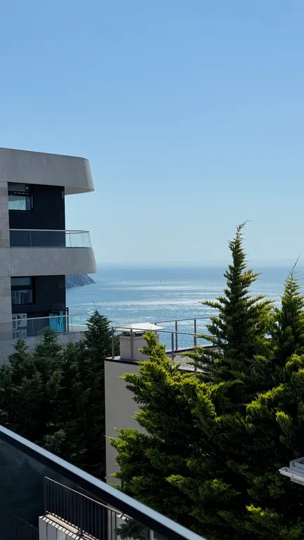 Стильные апартаменты с видом на море и скалы Адалары