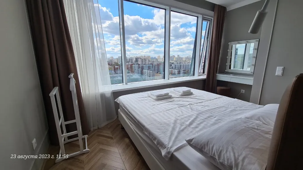 Студия с панорамным видом и джакузи в стиле неоклассика