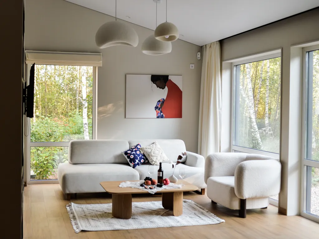 Новый стильный дом с зоной SPA, камином и красивым садом у леса