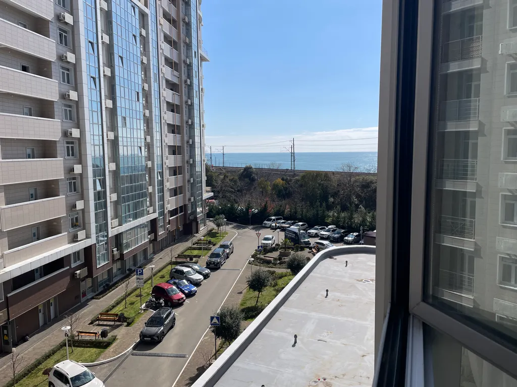 Красивая однокомнатная квартира с балконом на первой линии у моря