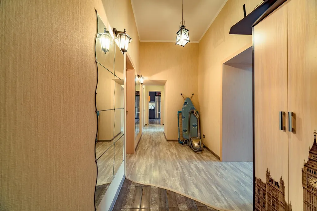 В центре, с видом на Адмиралтейский канал и "Новую Голландию"