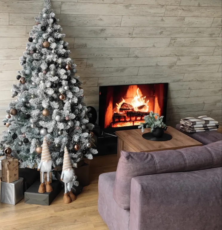 Панорамный домик с теплым бассейном в пяти минутах ходьбы от города