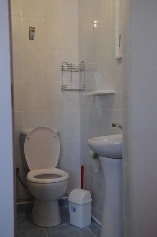 Изолированные номера с удобствами: душ, туалет, раковина для умывания