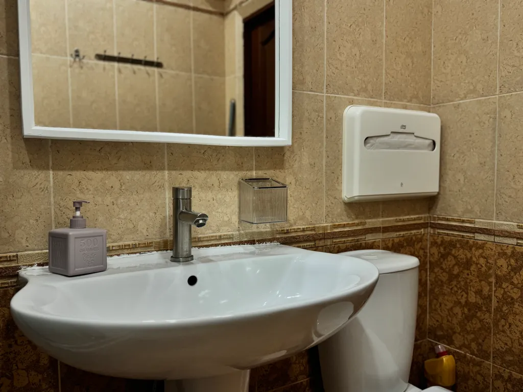 Двухместный номер в Ялте
(Санузел и кухня общие)