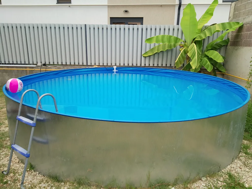 Дом с бассейном и террасой в коттеджном поселке