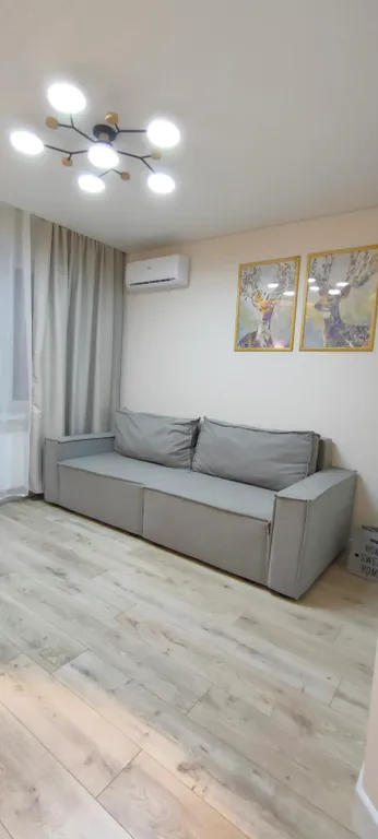 Просторная квартира с отдельной спальней недалеко от МНТК