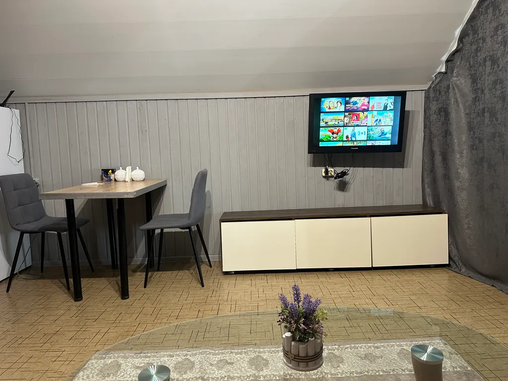 Уютная комната с видом на горы на побережье