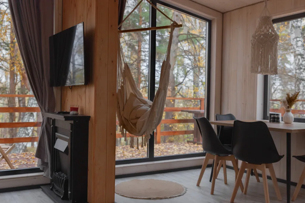 Уютный домик на берегу реки