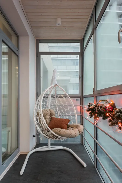 Современная трешка с видом на озеро и каминным залом