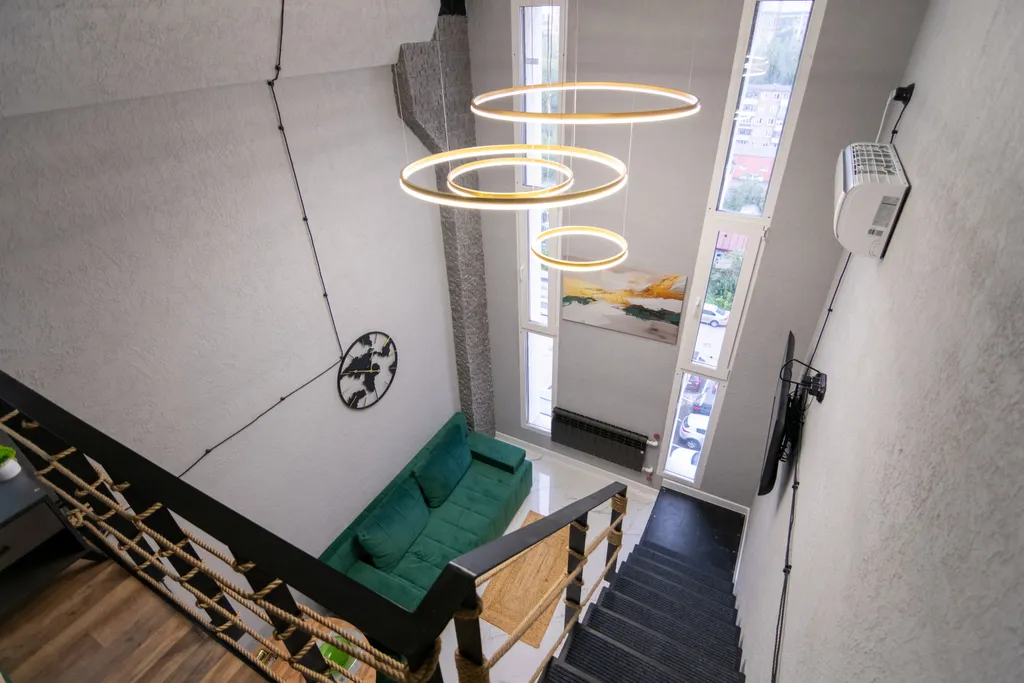 Двухуровневая студия с стильным современным ремонтом