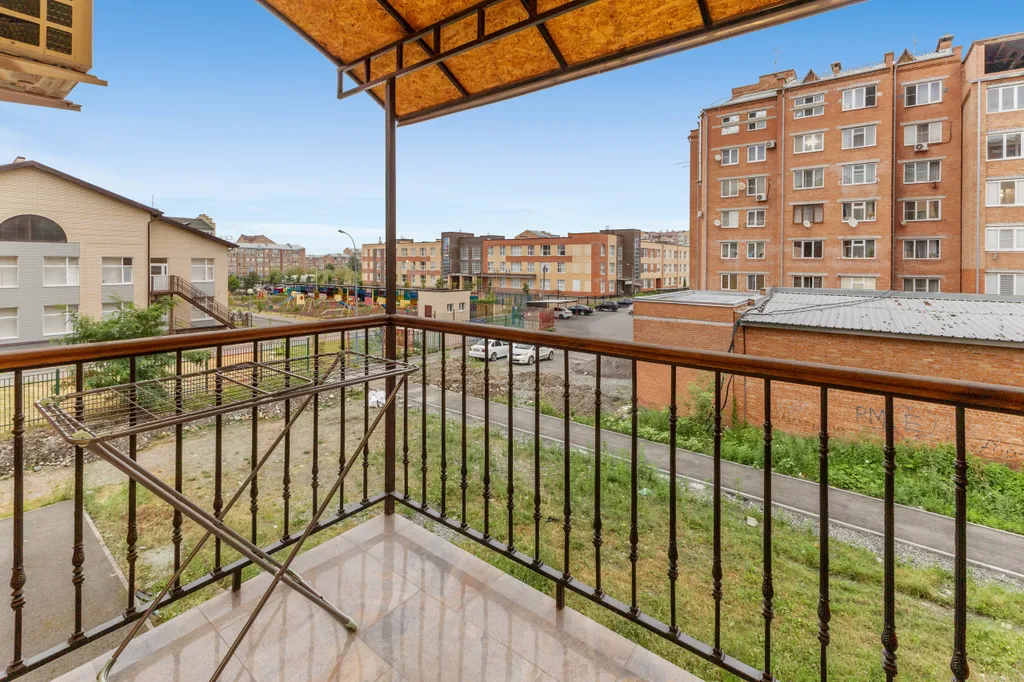 Квартира в элитном ЖК с плетеной мебелью на балконе от Juls Apart