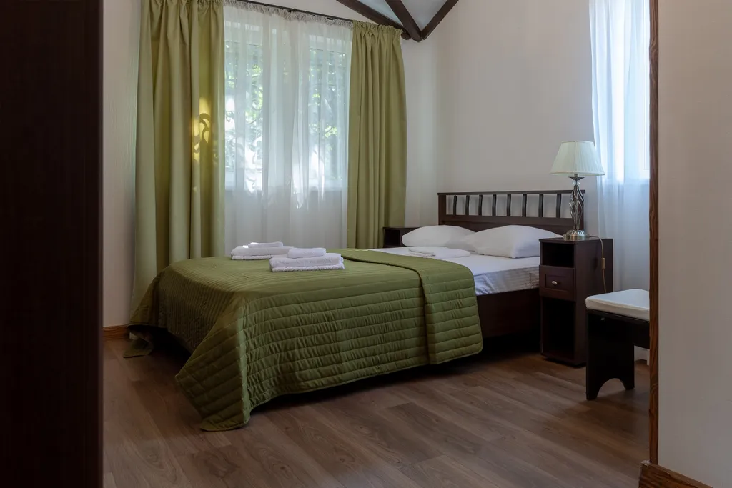 Загородный коттедж с баней и подогреваемым бассейном