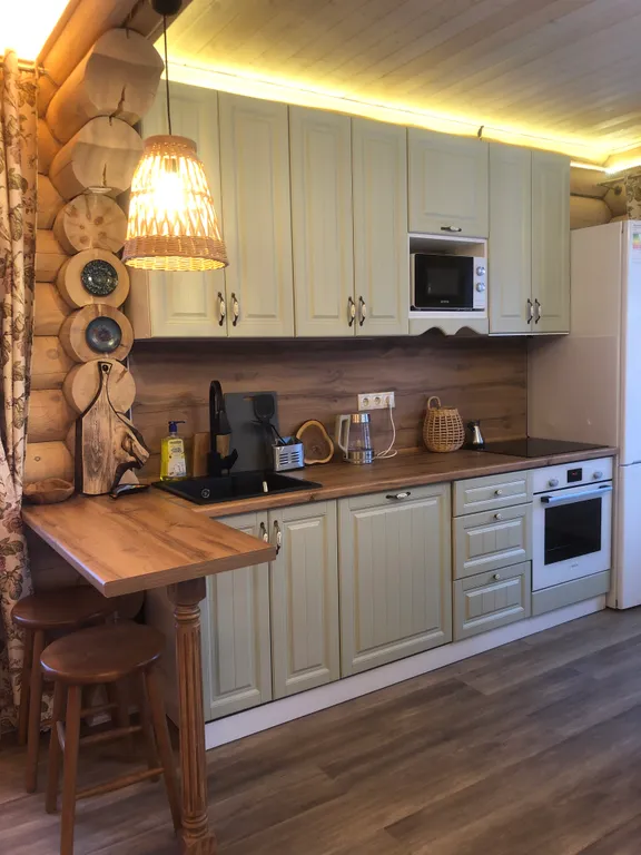 Дом у озера с теннисным столом