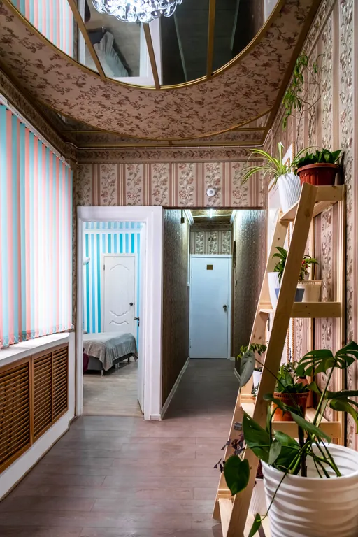 Комната с окном в Доме Путешественника