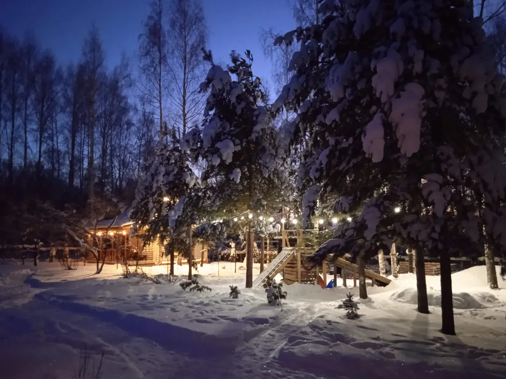 Дом с беседкой на берегу водохранилища