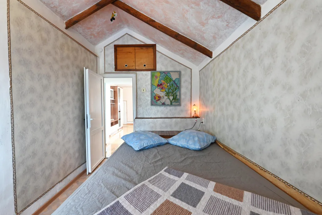 Этаж в коттедже с огромным балконом, 2 спальнями, гостиной и кухней