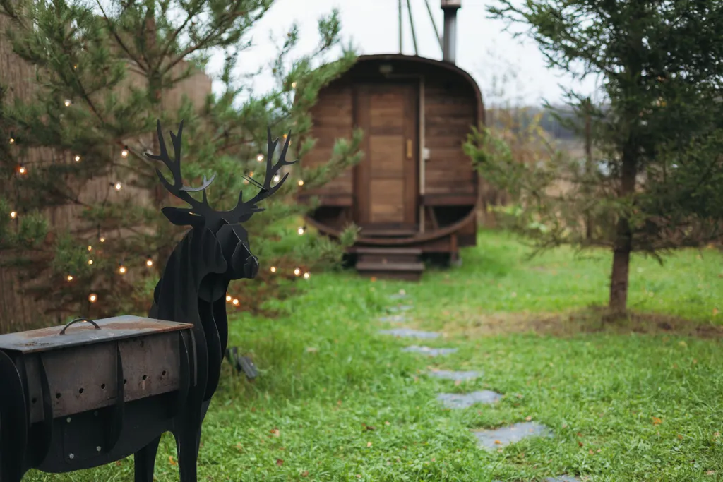Дом с баней бочкой у воды и леса Green house