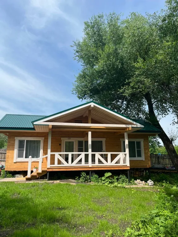 Просторный новый дом на берегу озера у родника