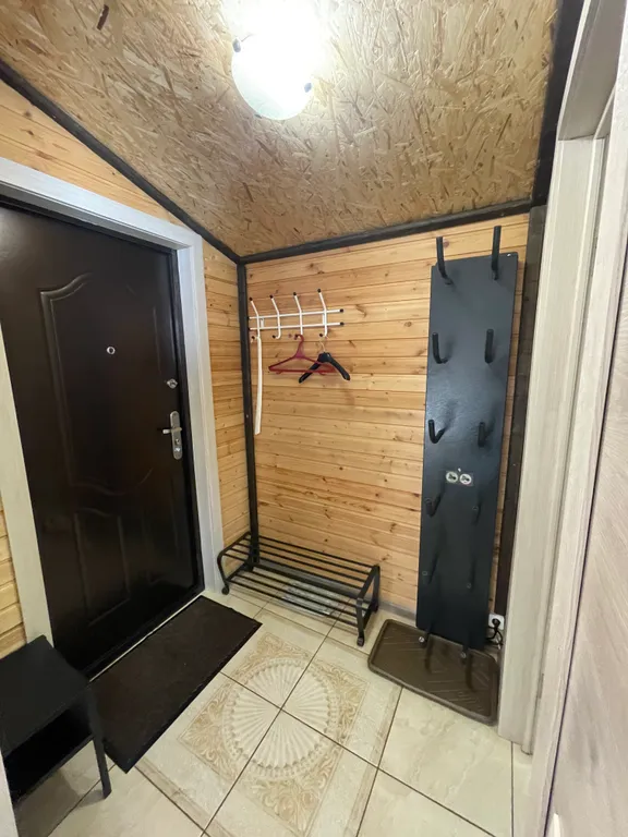 Небольшой уютный дом рядом с пихтовым лесом