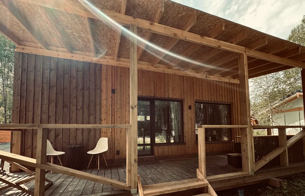 Гостевой дом с панорамными окнами с крытой террасой