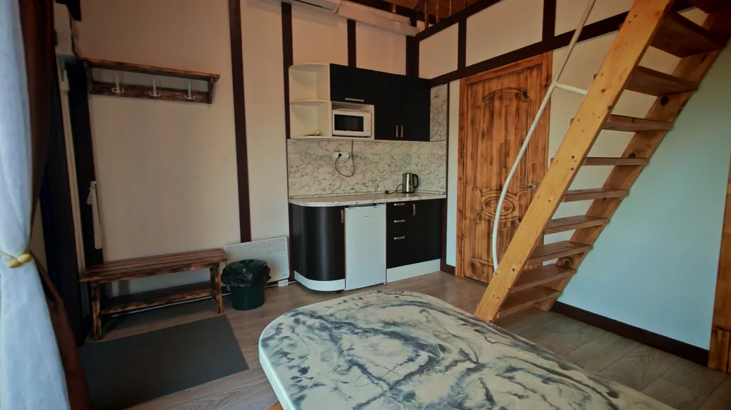 Дома и бани на берегу озера