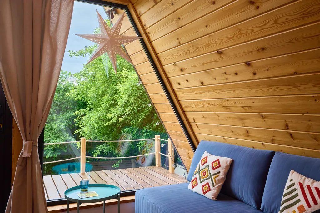 Уютный треугольный домик у леса с видом на горы