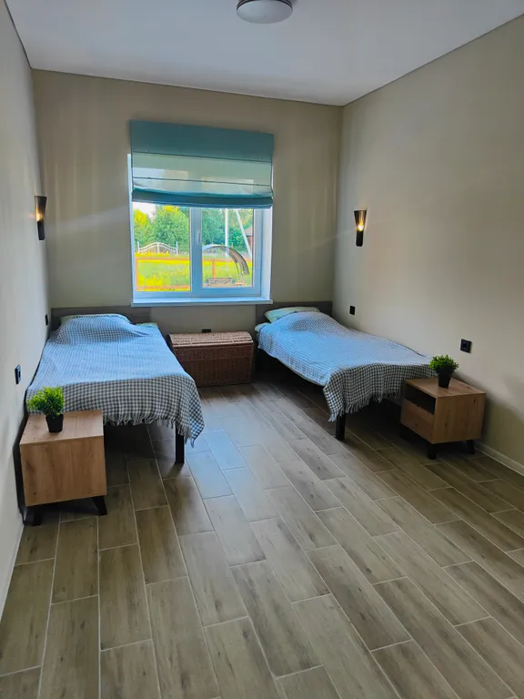 Уютный дом на берегу живописного озера