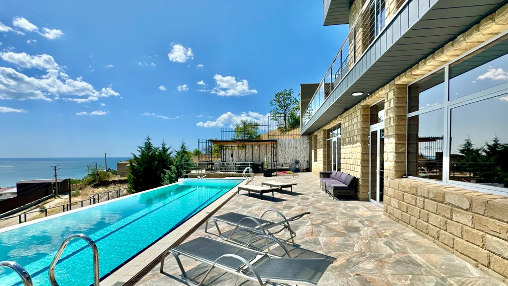 Дом с видом на горы и море