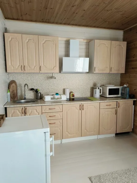 Дом в тихой деревне у озера