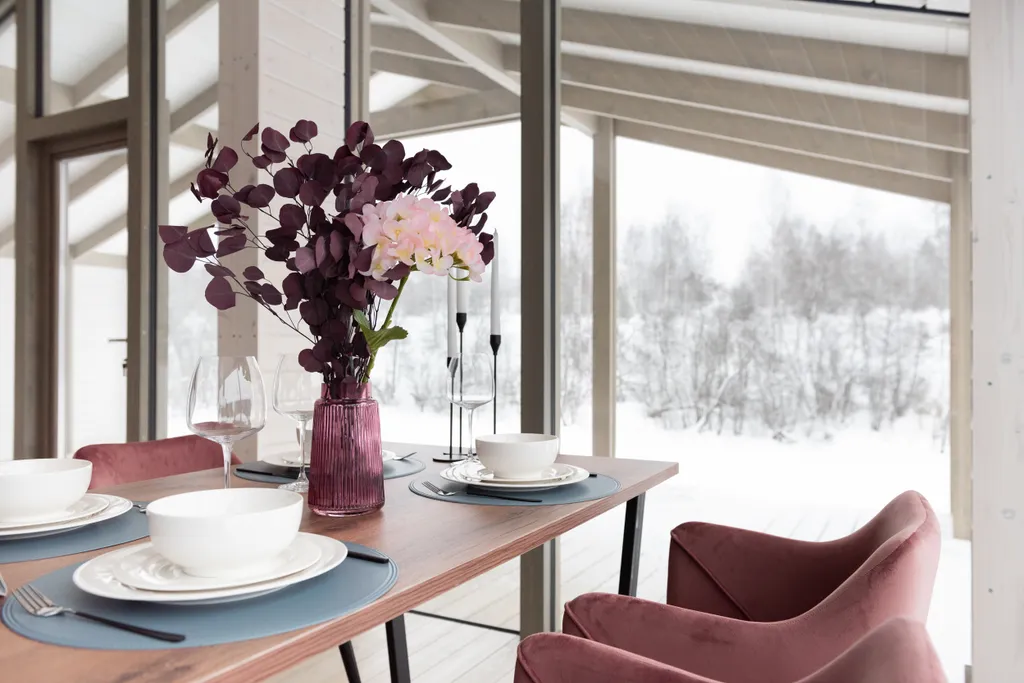 Уютный дом с панорамными окнами и видом на природу