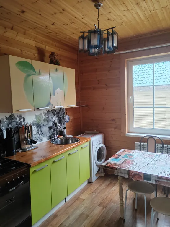 Дом рядом с озером и рекой