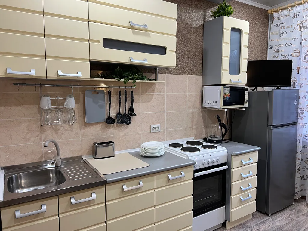 Уютная двухкомнатная квартира на первой линии, горы прямо из окна