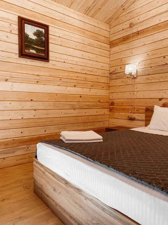 2 деревянных домика из сруба с беседкой-барбекю во одном дворе