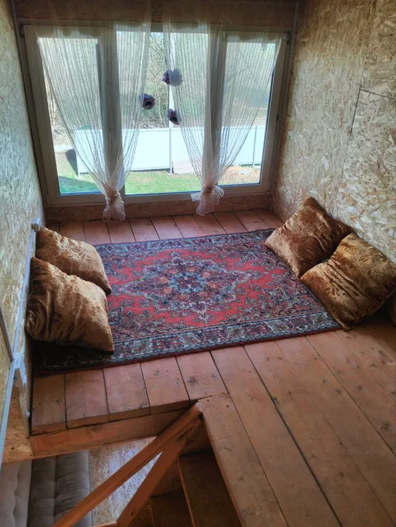 Уютный домик рядом с озером в природном тихом месте