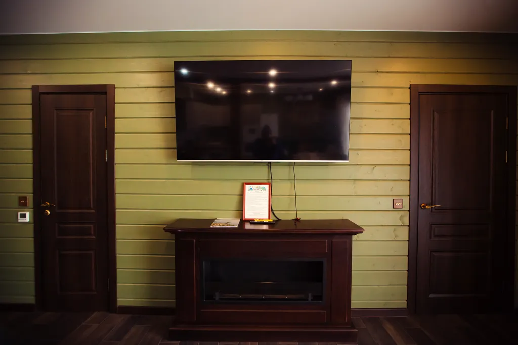 Коттедж в стиле итальянского деревенского дома с видом на озеро