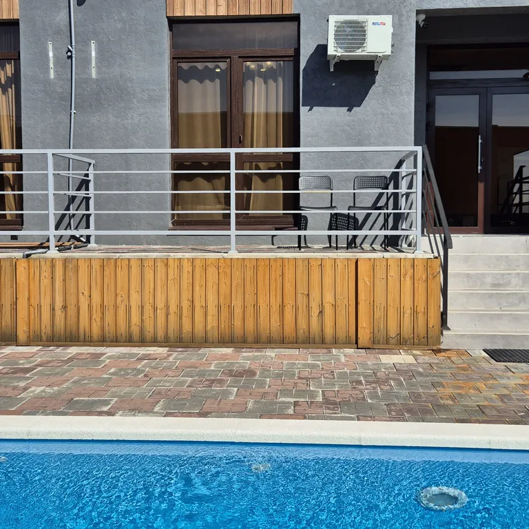 Яркая студия с видом на бассейн