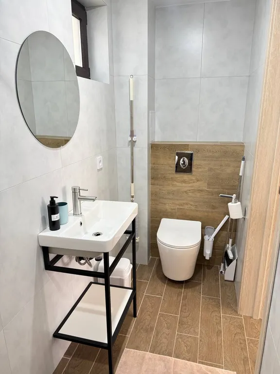 Апартаменты с теплым бассейном и видом на море и горы.