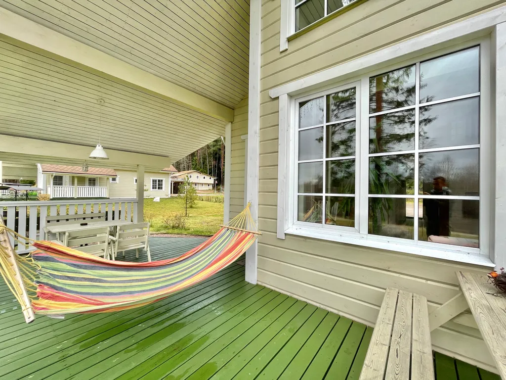 Коттедж с сауной и камином на берегу озера в сосновом лесу