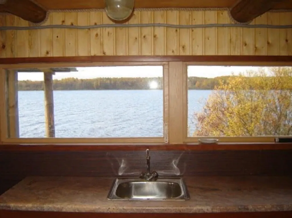 Жилой дом на самом берегу озера Крошнозеро