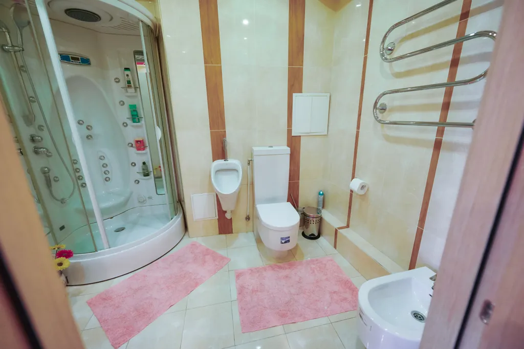 Уютная современная студия с удобным рабочим местом