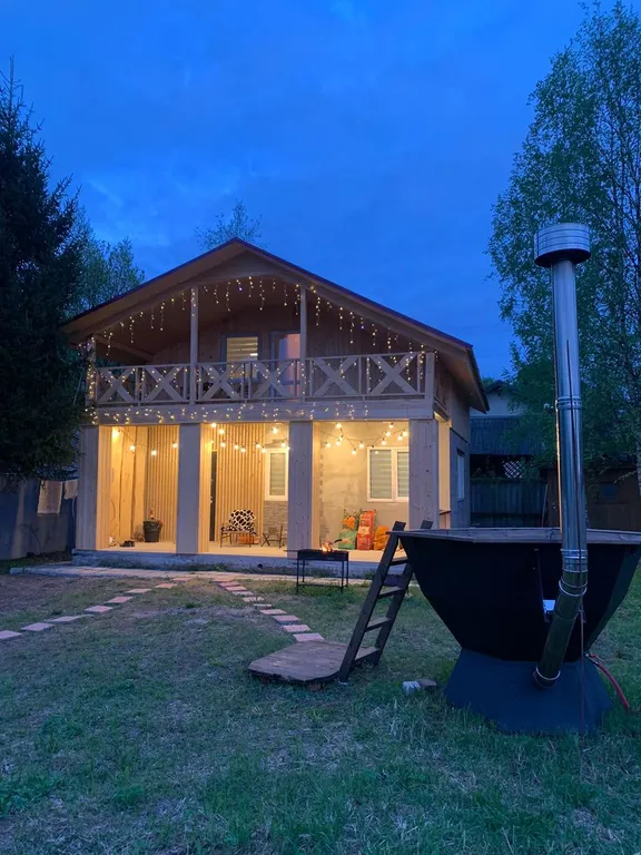 Дом рядом с лесом и прудом