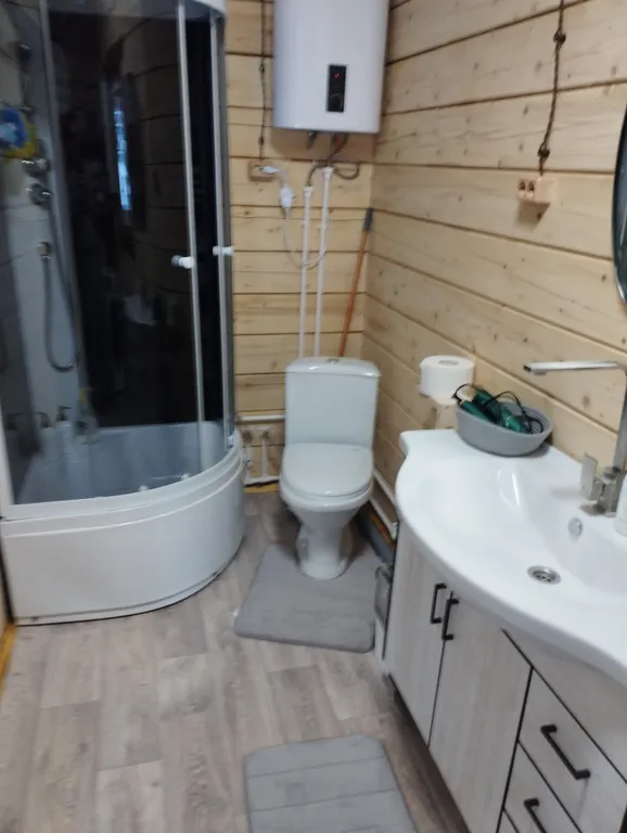 2х этажный коттедж, в зимнем лесу на берегу реки