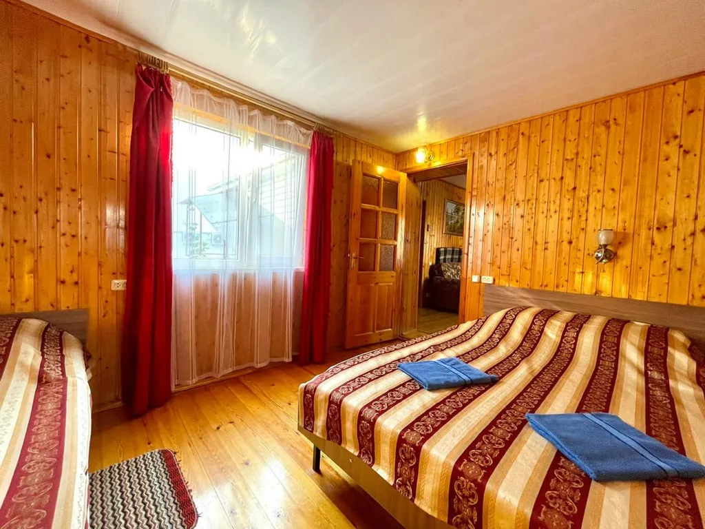 Коттедж Трехкомнатные апартаменты с балконом и с отдельным входом на земле — Анапа