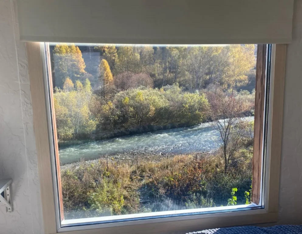 Номер с панорамным видом на горы и речку.