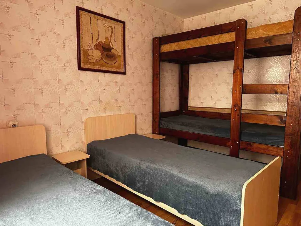 Комната в хостеле для троих гостей на Серова